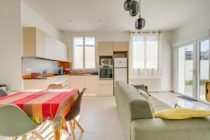 een keuken en een woonkamer met een tafel en stoelen bij Lovely house Bordeaux Cenon with garden in Cenon