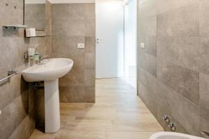 A bathroom at L'ANFORA DELLE MURELLE