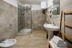 A bathroom at L'ANFORA DELLE MURELLE