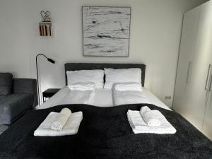 ウィーンにあるCoy Apartments Vienna #3のベッドルーム1室(ベッド1台、タオル2枚付)