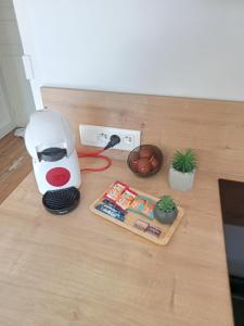 une cafetière assise au-dessus d'une table en bois dans l'établissement Nancy Gare Centre Parking, à Nancy