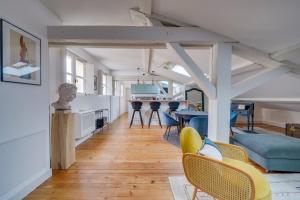 salon z kanapą i stołem w obiekcie Bel appartement Bordeaux centre Pey Berland w mieście Bordeaux