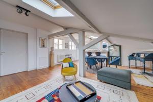 salon z żółtym krzesłem i stołem w obiekcie Bel appartement Bordeaux centre Pey Berland w mieście Bordeaux