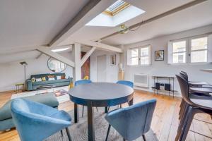 salon ze stołem i krzesłami w obiekcie Bel appartement Bordeaux centre Pey Berland w mieście Bordeaux