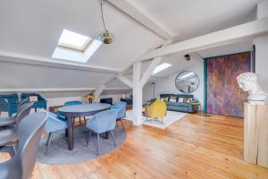 salon ze stołem, krzesłami i kanapą w obiekcie Bel appartement Bordeaux centre Pey Berland w mieście Bordeaux