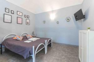 um quarto com uma cama num quarto branco em [Suite della Mole] Torino-Downtown em Turim