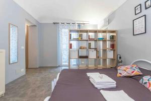 um quarto com uma cama e uma estante de livros em [Suite della Mole] Torino-Downtown em Turim