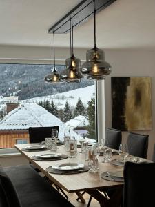 - une table à manger avec vue sur une montagne enneigée dans l'établissement Das Lungau View - NEUERÖFFNUNG, à Mauterndorf
