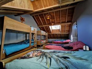 Cette chambre dispose de 2 lits superposés et de plafonds en bois. dans l'établissement L'œil des Bois - Gîte Familial - Vue panoramique, à Lapte