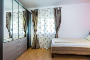 Łóżko lub łóżka w pokoju w obiekcie Villa Dalmatina Zadar mit Pool