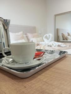 une tasse de café et une soucoupe sur un plateau sur une table dans l'établissement HOSTAL LA ESTACION TERRAZAS, à Madrid