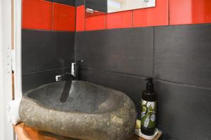 een badkamer met een grote stenen wastafel op een aanrecht bij Studio Cocoon Near Eiffel Tower in Parijs