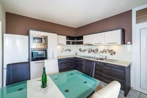 Kuchnia lub aneks kuchenny w obiekcie Villa Dalmatina Zadar mit Pool