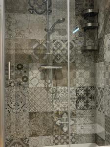 y baño con ducha y puerta de cristal. en Dimora del Papa - terrazza, en Roma