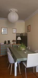 una sala da pranzo con tavolo e sedie verdi di Maison de Berry Bed & Breakfast a Villedieu-les-Poëles