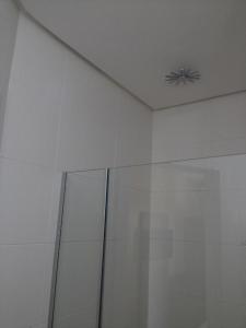 techo en una habitación con pared de cristal en DE STEFANI HOTEL, en Portão