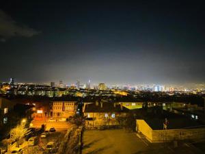 vista su una città di notte con di ANİMOS BUTİK OTEL a Ankara