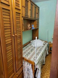1 dormitorio pequeño con 1 cama en una habitación en San Lorenzo 11, en Gijón