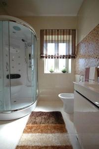 ein Bad mit einer Dusche, einem WC und einem Waschbecken in der Unterkunft Quaint and Peaceful Barcelos Villa - 3 Bedrooms - Villa Mycenaean - Private Pool and Large Garden - North Portugal in Barcelos