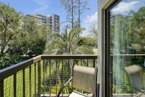 een balkon met een stoel en een raam bij Enclave Refurbished Condo: Just 2mi to Universal! in Orlando
