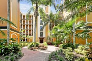 a courtyard with palm trees and a building at International Drive Luxury Condo in Orlando