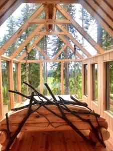 Habitación con ventana grande en una cabaña de madera en Nordic Island Hideout, 