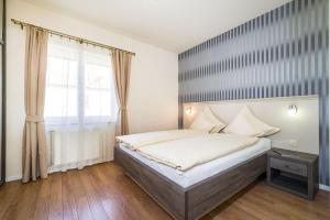 Łóżko lub łóżka w pokoju w obiekcie Villa Dalmatina Zadar mit Pool