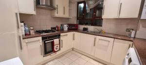 A kitchen or kitchenette at 4-Bed Apartment in Central London