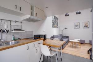 een keuken en een woonkamer met een tafel en stoelen bij Charmante petite maison de ville Bordeaux, Talence in Talence
