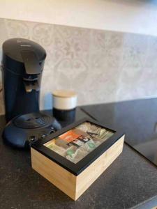 una caja en la parte superior de un mostrador con una licuadora en Chez Julie, en Castres