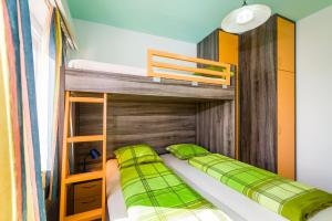 Łóżko piętrowe w pokoju z 2 łóżkami piętrowymi w obiekcie Villa Dalmatina Zadar mit Pool w mieście Zadar
