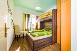 Villa Dalmatina Zadar mit Pool في زادار: غرفة نوم مع سرير بطابقين مع شراشف خضراء