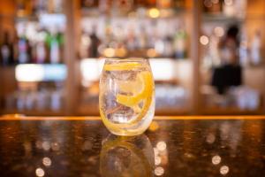 un vaso con un limón sentado en una mesa en Huinid Bustillo Hotel & Spa en San Carlos de Bariloche