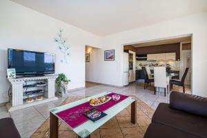 Telewizja i/lub zestaw kina domowego w obiekcie Villa Dalmatina Zadar mit Pool