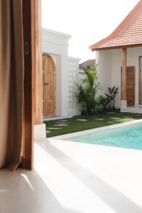 a view of a swimming pool and a house at Villa FES 2 Bedrooms Private Villa 5mins Beach in Munggu