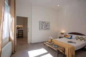 a bedroom with a large bed and a table at SingularStays Picaña in Picanya