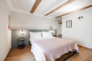 1 dormitorio con 1 cama blanca en una habitación en Casa Cicetta, en San Marino