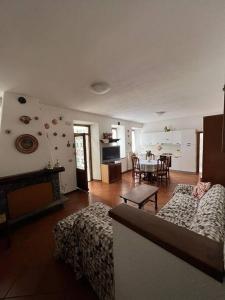ein Wohnzimmer mit einem Sofa und einem Tisch in der Unterkunft Passeggiata nel borgo vista lago in Oria