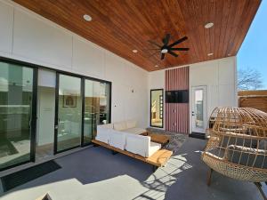 Dallas Luxury Modern House By Dallas Love Airport في دالاس: غرفة معيشة مع مروحة سقف وأريكة