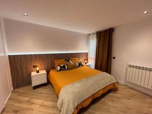 ein Schlafzimmer mit einem großen Bett mit gelber Tagesdecke in der Unterkunft 6. APT Encantador en Arinsal in Arinsal