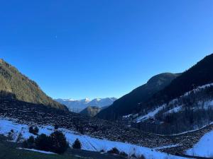 Blick auf ein schneebedecktes Tal mit Bergen in der Unterkunft 6. APT Encantador en Arinsal in Arinsal