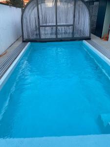 ein leerer Pool mit Tor und blauem Wasser in der Unterkunft Royal Apartments & Rooms in Zagreb