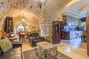 una gran sala de estar con una pared de piedra. en Authentic Villa with Pool and Garden in Beit Chabeb 