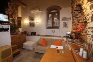 a living room with a couch and a table at Mesta Loft in Mestá