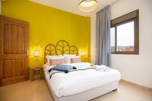 A bed or beds in a room at Denis 2BR Apartment in Batroun
