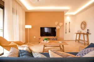 A television and/or entertainment centre at Denis 2BR Apartment in Batroun