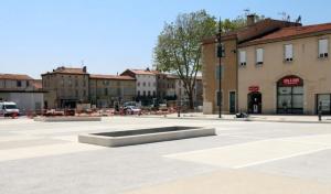 a large parking lot with a bench in the middle at Spacieux appartement en plein coeur de Castres in Castres