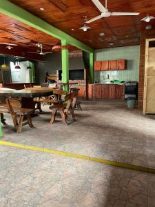 プエルトイグアスにあるResidencial Arcoirisの木製テーブルと緑の壁が特徴の広い客室です。