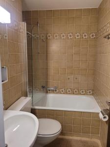 y baño con bañera, aseo y lavamanos. en Palousa (150 Ro), en Valbella