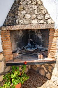 a stone fireplace with a pizza inside of it at EL MIRADOR in Jaén